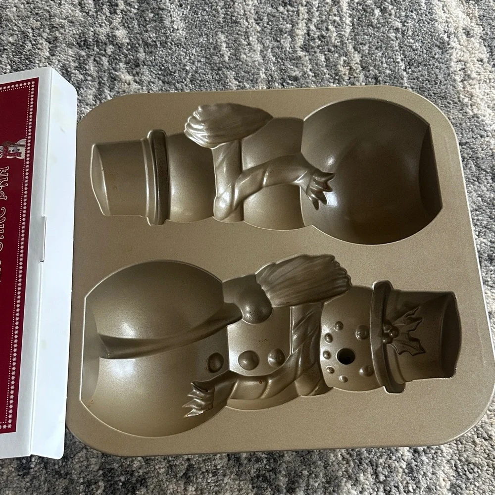 Williams Sonoma Festive Snowman Cake Pan